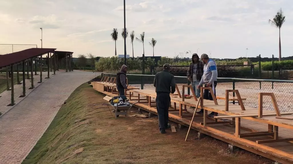 EXECUÇÃO DO DECK E BANCOS PARA QUADRA BEACH TENIS - CLARA RESORT IBIÚNA 1.2